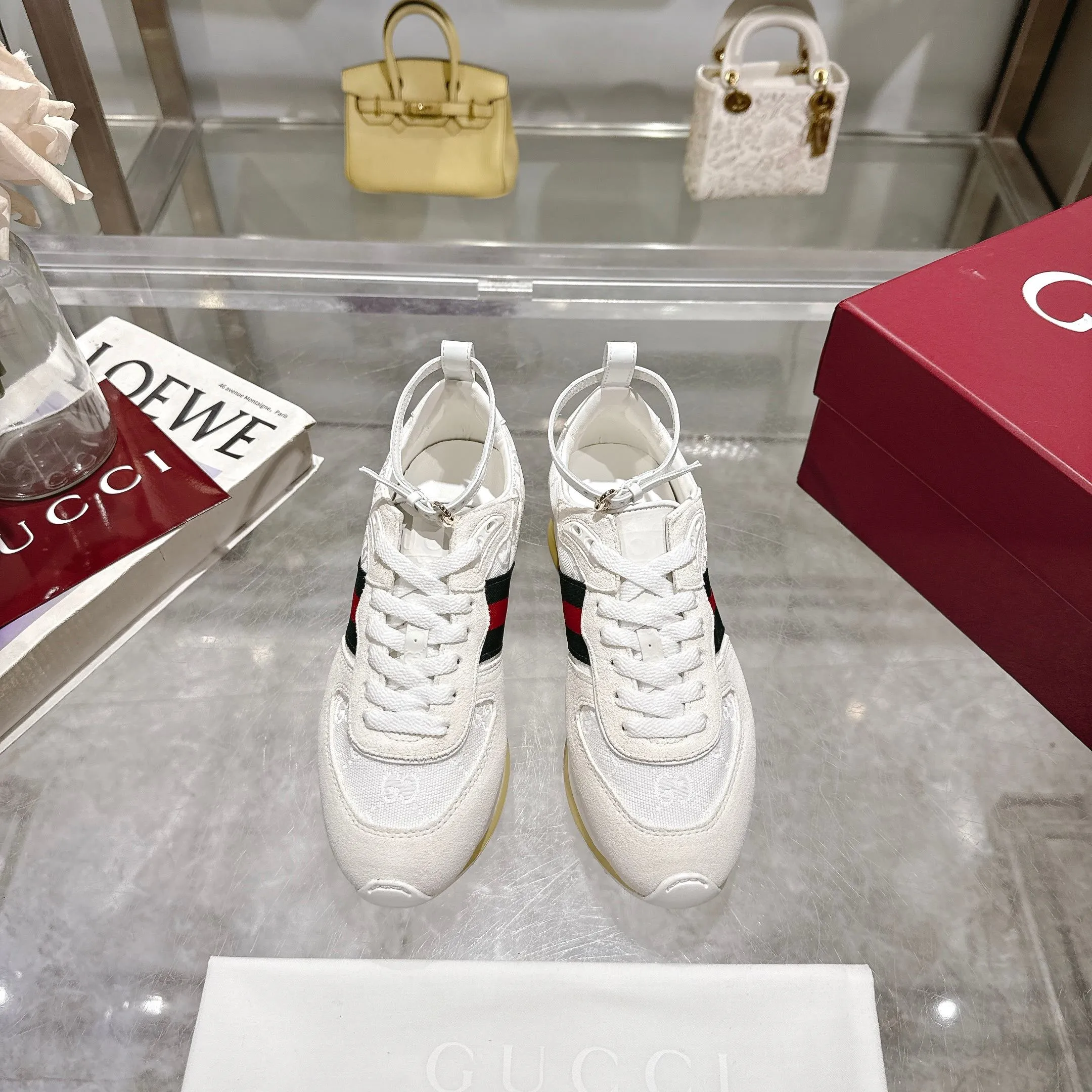 👟👟Ex-factory price 640👟👟 2025 dynamic item👍Light and flexible outsole has been specially treated🌹Permeated with a strong retro style💋Removable and adjustable ankle strap. 👌The tongue is decorated with a 3D Gucci logo created by high-frequency embossing technology❤The fabric lining is comfortable👏Breathable👏Ultra-light vacuum foam sole, very lightweight🍎Size 35-40, fully packaged